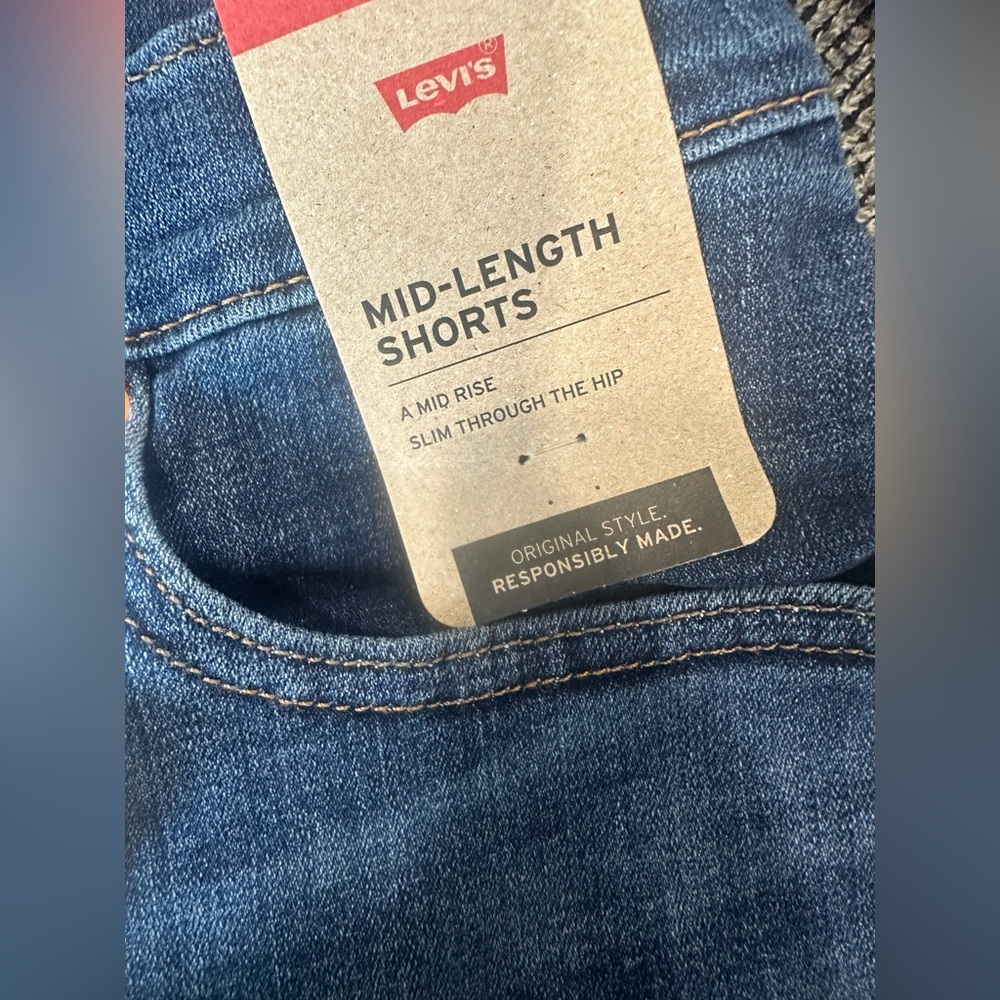 NWT Levi’s Mid-Length Shorts. Size 28. - Picture 5 of 10